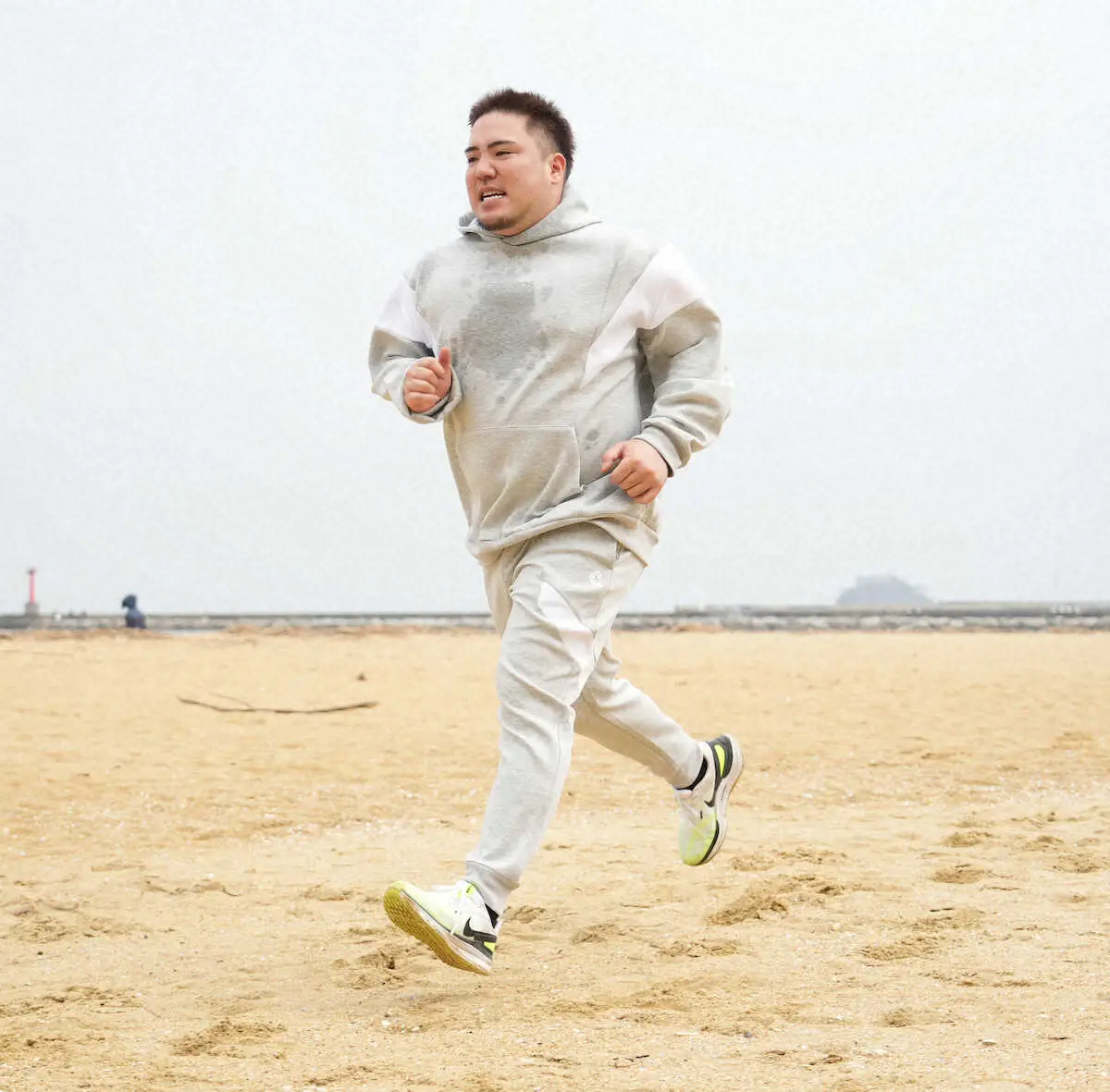 【画像・写真】ソフトバンク・山川が福岡市内で砂浜トレ　「最強ボディー」土台づくり