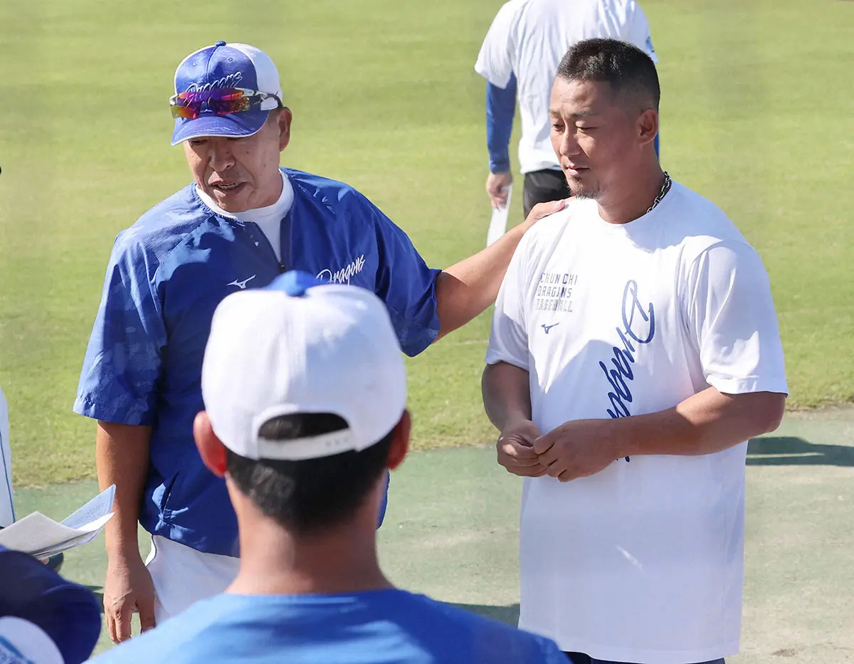 【画像・写真】10月、秋季練習で井上新監督（左）に声を掛けられる中田