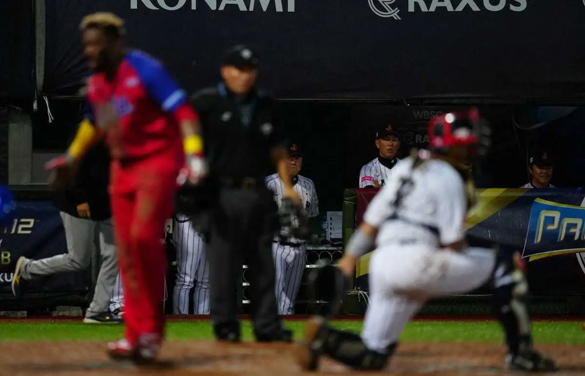 【画像・写真】【プレミア12】侍ジャパン・清水達也が痛恨の一塁悪送球　キューバに同点に追いつかれる