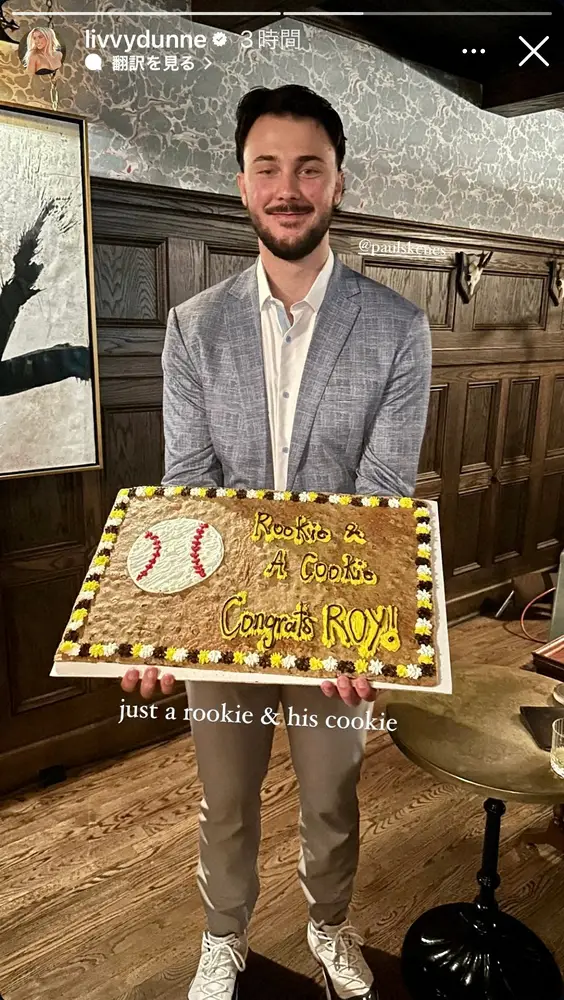 【画像・写真】スキーンズの新人王を恋人の年収3億円超インフルエンサーが大喜び　真っ赤なドレスでハグ＆特注クッキー