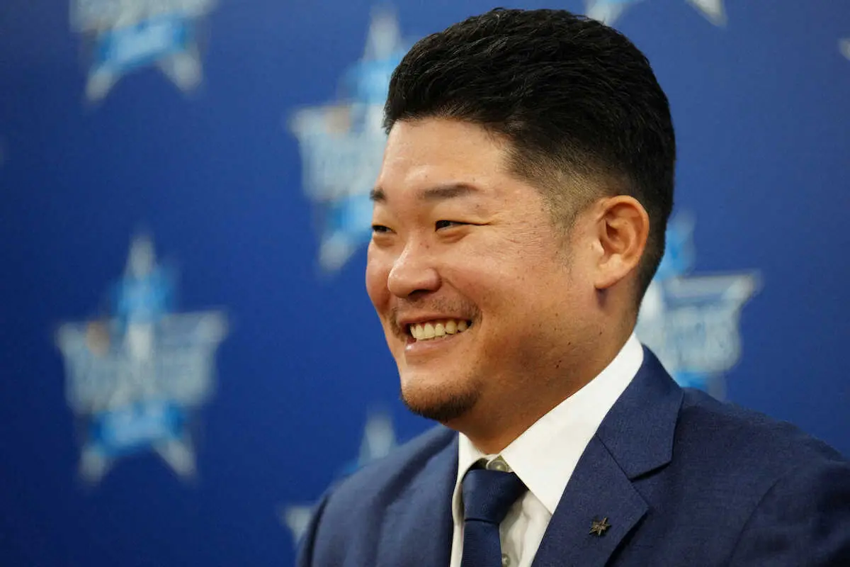 【画像・写真】DeNA筒香が契約更改　来季が3年契約2年目で現状維持3億円でサイン　来季は「リーグVへ思いは1つ」