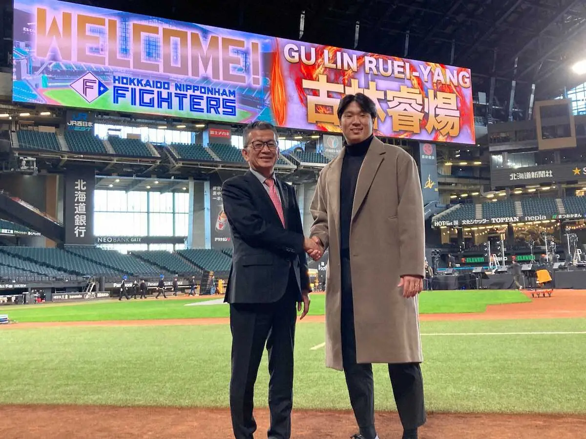 【画像・写真】日本ハム入団の古林睿煬がエスコン訪問　グラウンドにも姿見せる　小村球団社長兼オーナー代行が期待