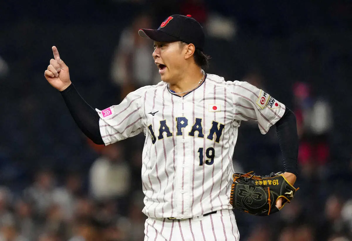 【画像・写真】プレミア12＜日本・米国＞4回、打者のスイングをアピールする高橋宏（撮影・木村　揚輔）　