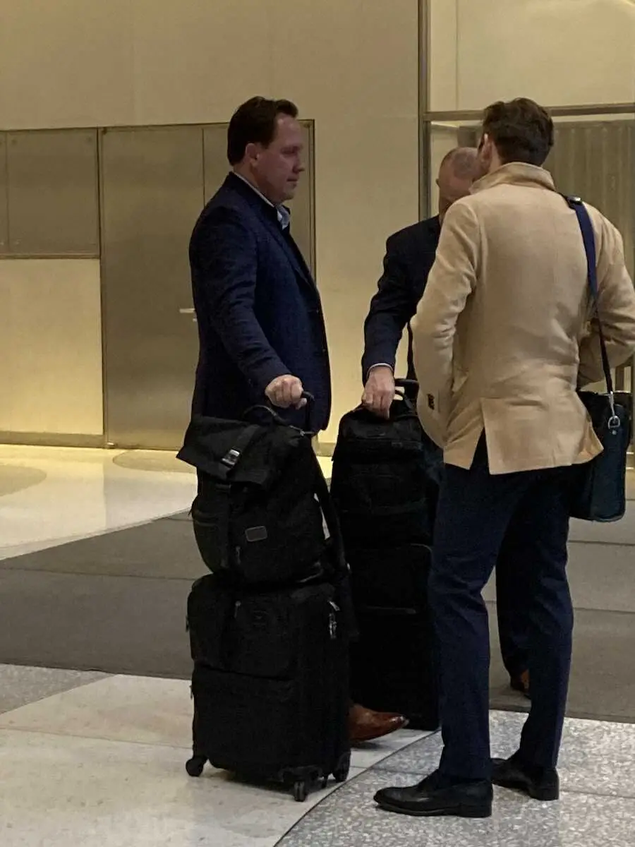 【画像・写真】オーナー会議を終えて会場から立ち去るツインズのファルビー編成本部長とスタッフ（撮影・杉浦大介通信員）