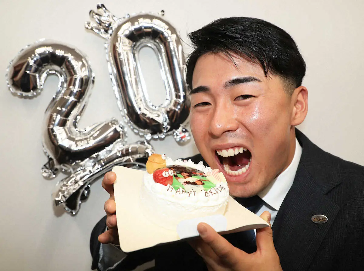 【画像・写真】巨人・浅野は1800万円でサイン　来季目標は70打点　24日に20歳誕生日　ケーキ贈られ「おいしい」