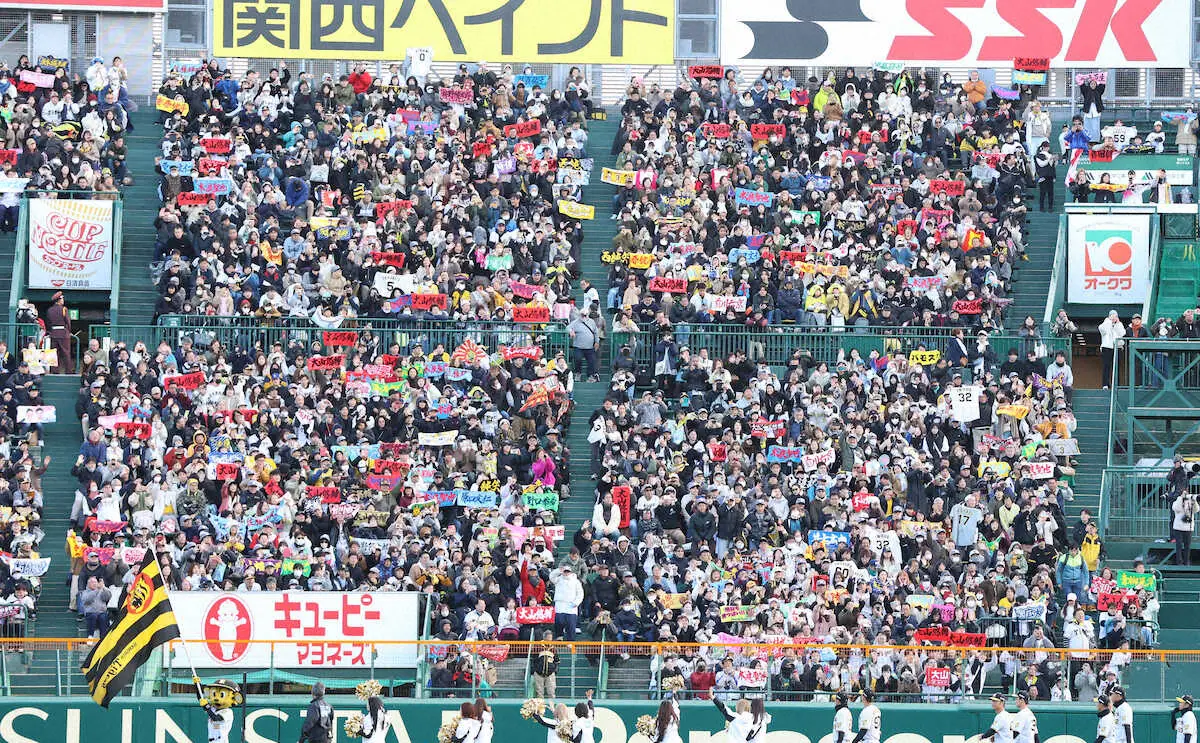 【画像・写真】阪神・大山　甲子園に響く残留コール　ファン感謝デーでFA宣言後“初登場”、大歓声に帽子を取って応える