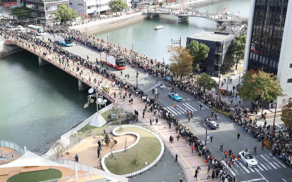 【画像・写真】ソフトバンクの優勝パレードに28万人　小久保監督「ファンの人のおかげと一番伝わるのがパレード」