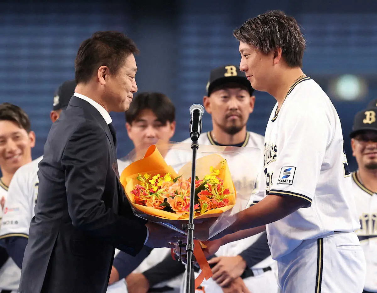 【画像・写真】オリ・中嶋前監督「今年の負の部分は全て私とT―岡田が持って出て行きます」ファンに最後のメッセージ
