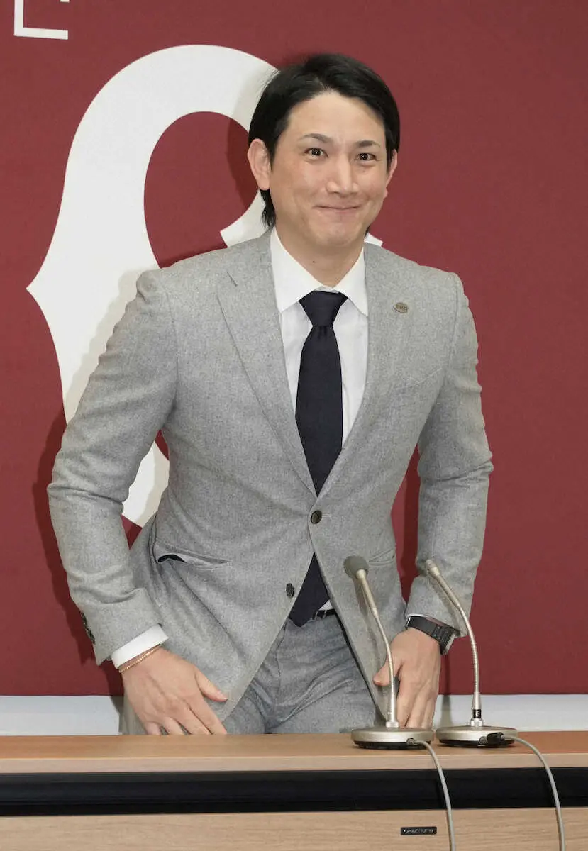 【画像・写真】巨人・小林誠司が1000万円増の年俸4000万円でサイン「若い選手に負けないぞ」「もっと打たないと」