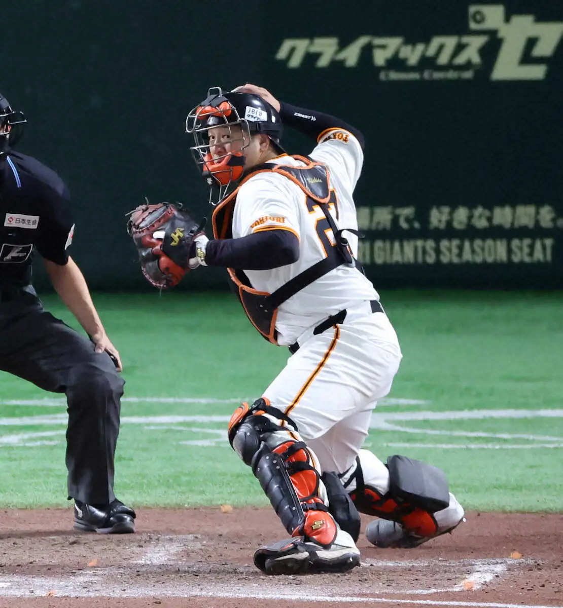 【画像・写真】巨人・岸田は倍増でサイン　「経験を来年生かしたい」