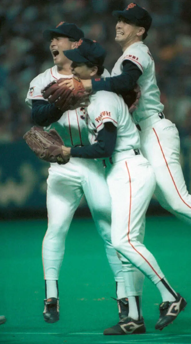 【画像・写真】94年5月、完全試合を達成した巨人・槙原（中央）に抱きつく長嶋一茂（左）