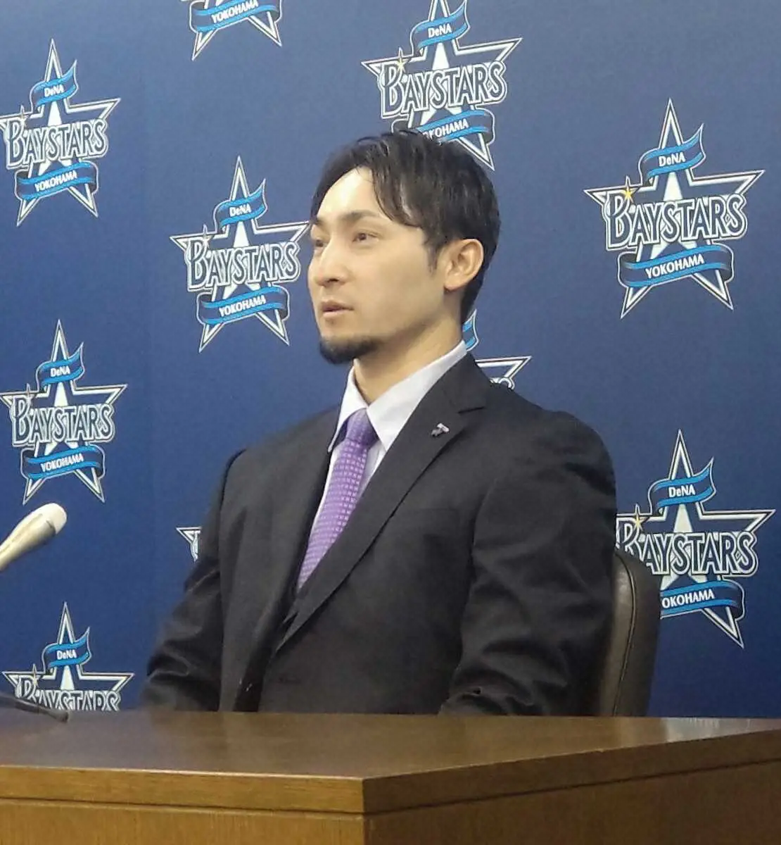 【画像・写真】DeNA・伊藤　1300万円減でサイン　わずか39戦出場を反省「でも目標は来季開幕スタメン」