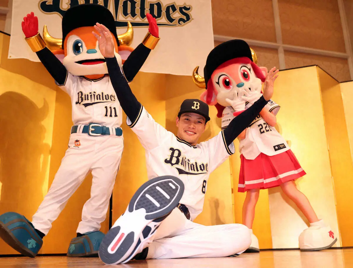 【画像・写真】オリ・ドラ1麦谷　目標の辰己と同じ背番号8　全身ゴールド「僕はNGで（笑い）」「プレーで越さないと」