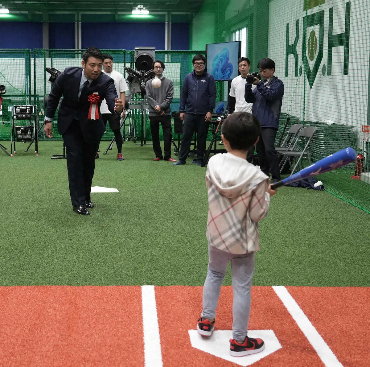 【画像・写真】King　of　the　Hillオープニングセレモニーで息子と遊ぶ菊池（撮影・郡司　修）