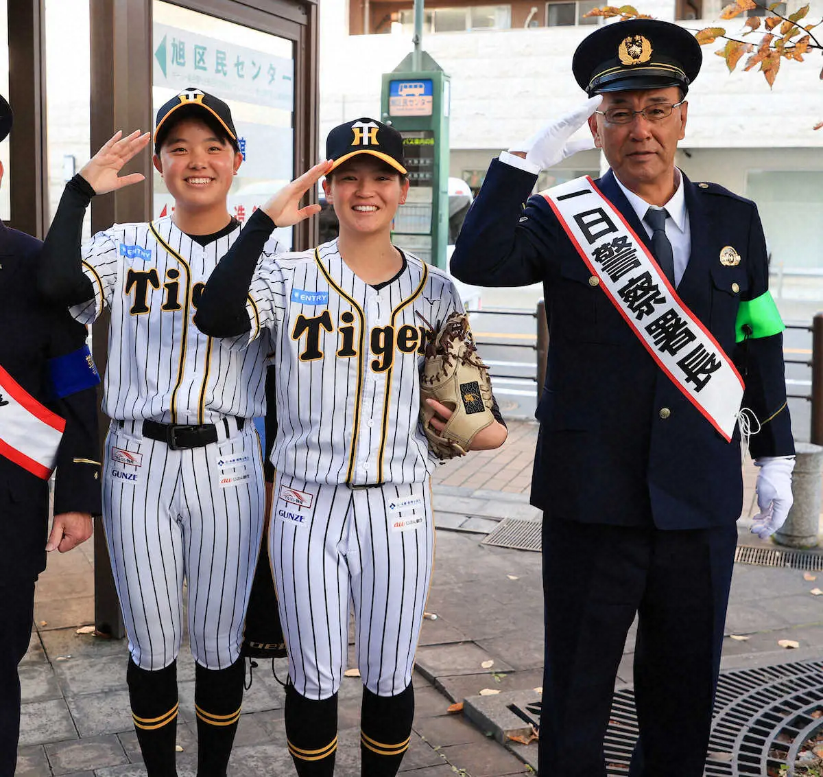【画像・写真】歳末警戒は「目鼻耳を利かして」　タイガースWomen・木戸克彦監督が「一日警察署長」　大阪・旭署