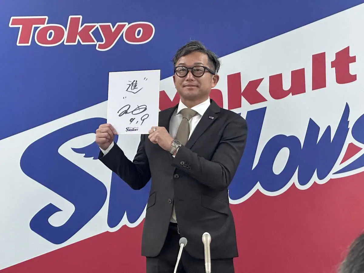 【画像・写真】球界最年長のヤクルト・石川は減額制限超える大減俸でサイン　200勝まで14勝「できると信じている」