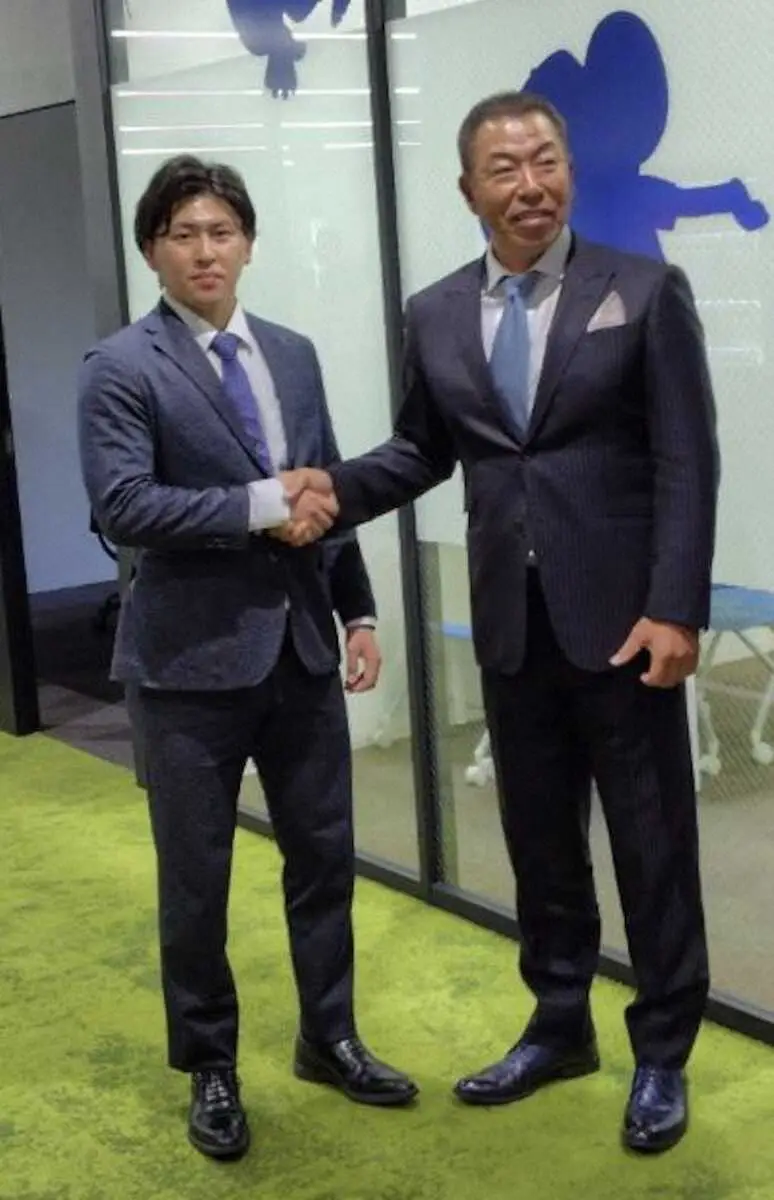 【画像・写真】中日が育成契約で獲得した三浦が会見　「凄くほっとしています」　井上監督がサプライズ出迎え