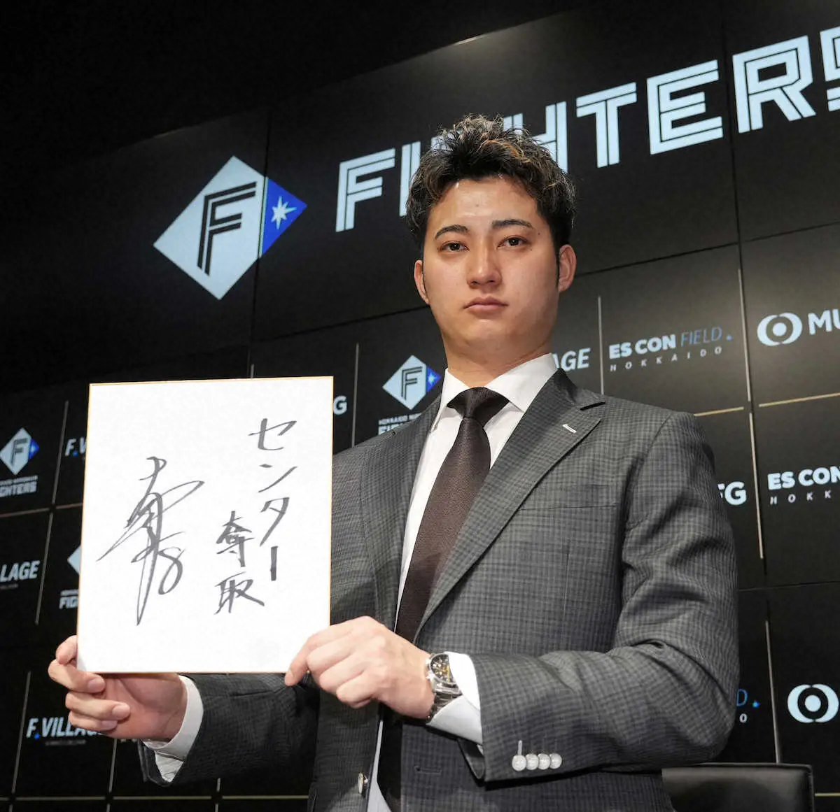 【画像・写真】日本ハム・浅間　プロ11年目の来季は「センターでそこは出たいと思っている」　アップ査定でサイン