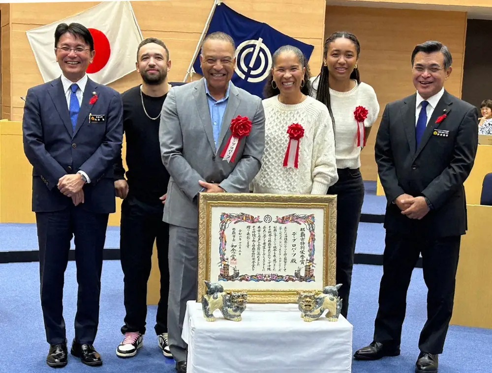 【画像・写真】ド軍ロバーツ監督に生まれ故郷の那覇市が特別栄誉賞　指揮官は「私には沖縄の血が流れている」凱旋に笑顔
