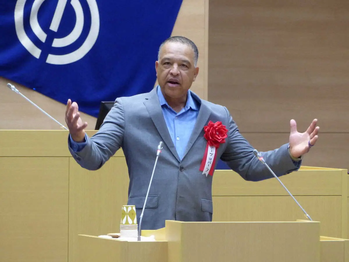 【画像・写真】「うれしいです！」ロバーツ監督とハグの男性議員はドジャース＆大谷のファン「テニス部ですけど…」感無量