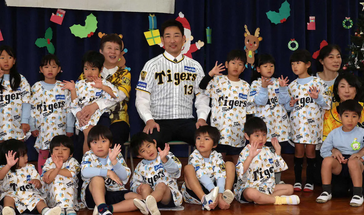 【画像・写真】阪神・岩崎が西宮の幼稚園に玩具贈呈　園児20人と的当てで交流「楽しかった。続けていきたい」