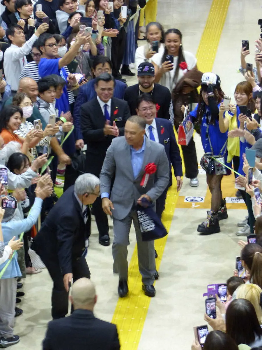 【画像・写真】那覇に「リトルドジャータウン」!? ドジャース・ロバーツ監督に生まれ故郷の市議会議長が提案