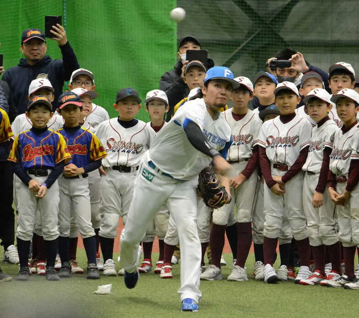 【画像・写真】野球教室で小学生に投球を披露する日本ハム・伊藤