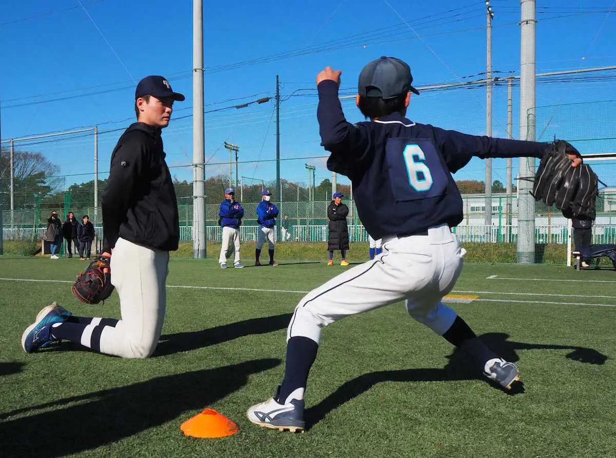 【画像・写真】野球教室で小学生の投球を見守るロッテのドラフト3位・一條（左）