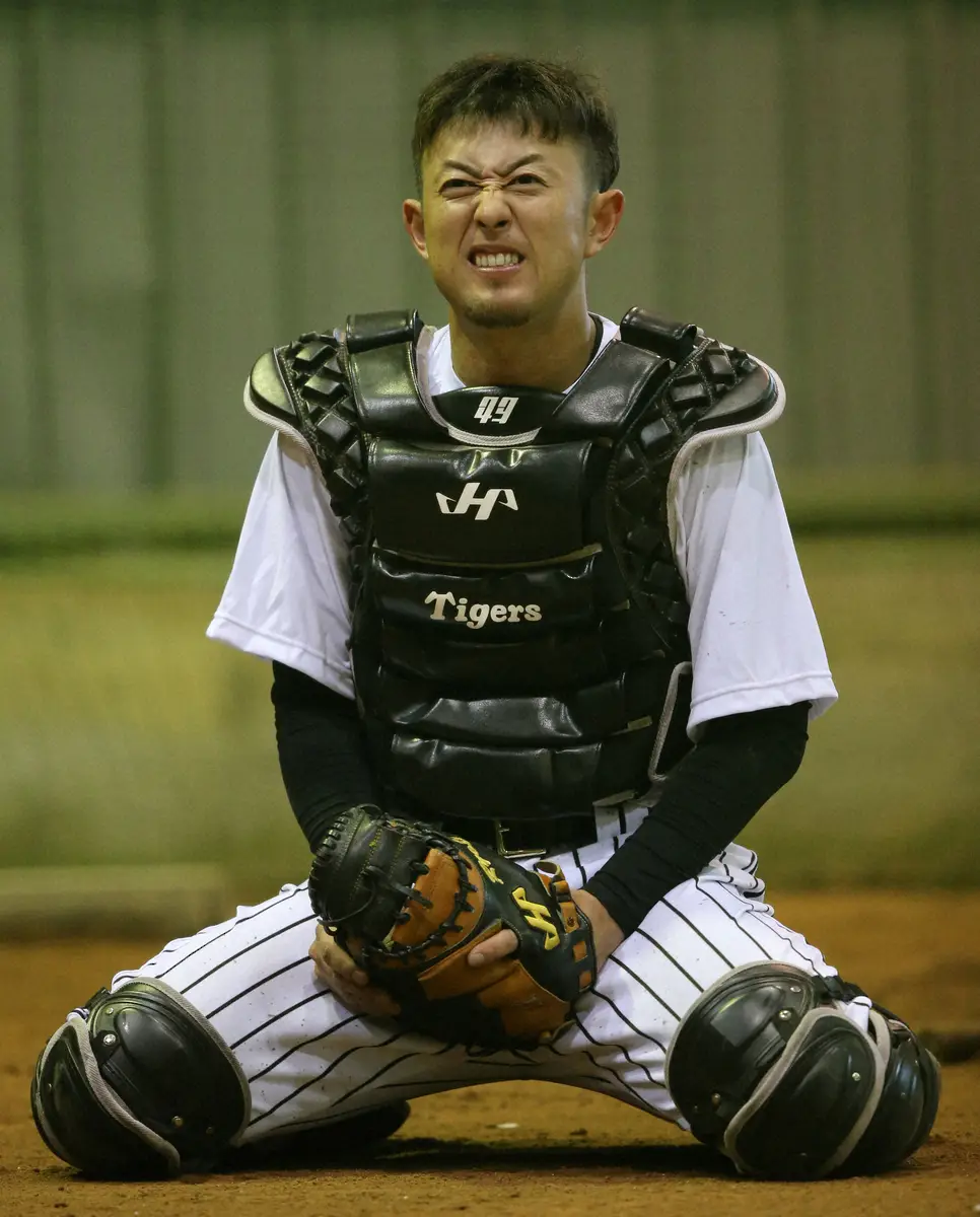 【画像・写真】特守を受ける阪神時代の今成氏