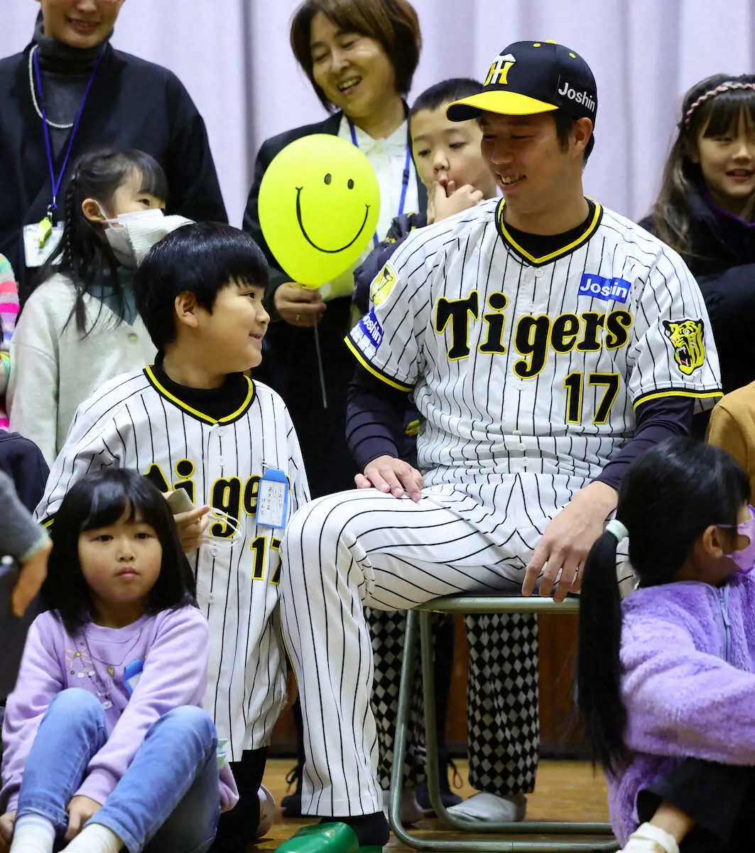 【画像・写真】MLB挑戦の阪神・青柳　故郷に図書カード寄贈　小学校で交流「少しでも記憶に残ってくれたら」