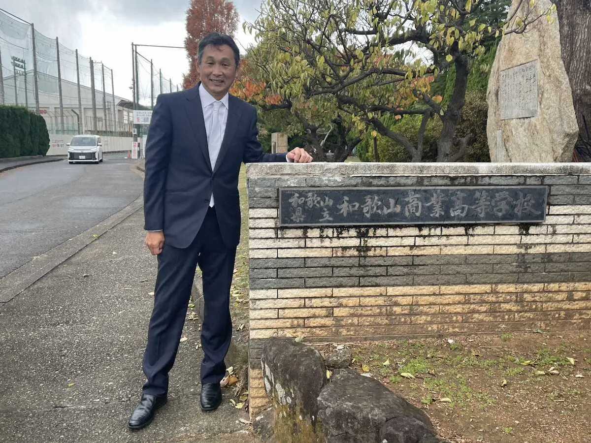 【画像・写真】西武・西口新監督が母校の和歌山商を訪問　部員11人の野球部にエール「甲子園を夢見て追いかけていって」