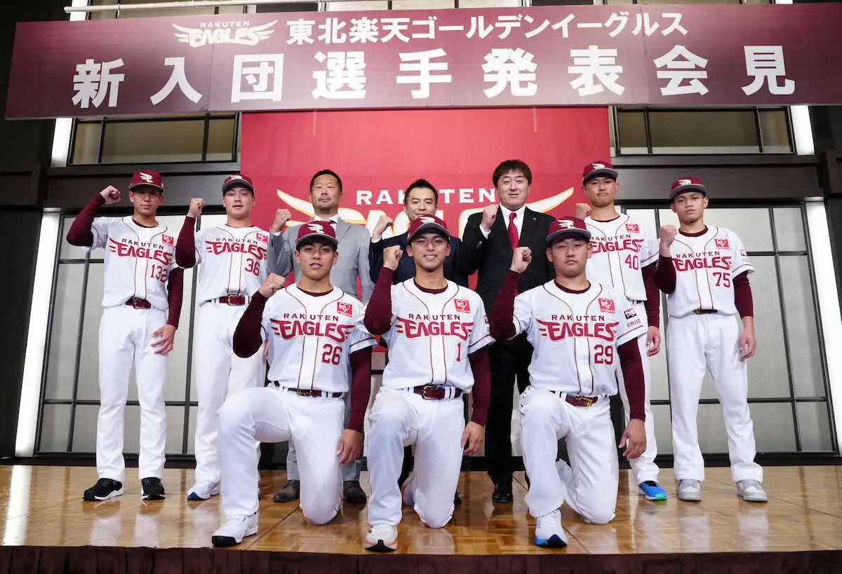 【画像・写真】＜楽天新入団選手発表会見＞フォトセッションでポーズを決める（前列左から）中込、宗山、徳山、（後列同）岸本、吉納、三木監督、森井社長、石井SD、江原、陽柏翔（撮影・木村　揚輔）