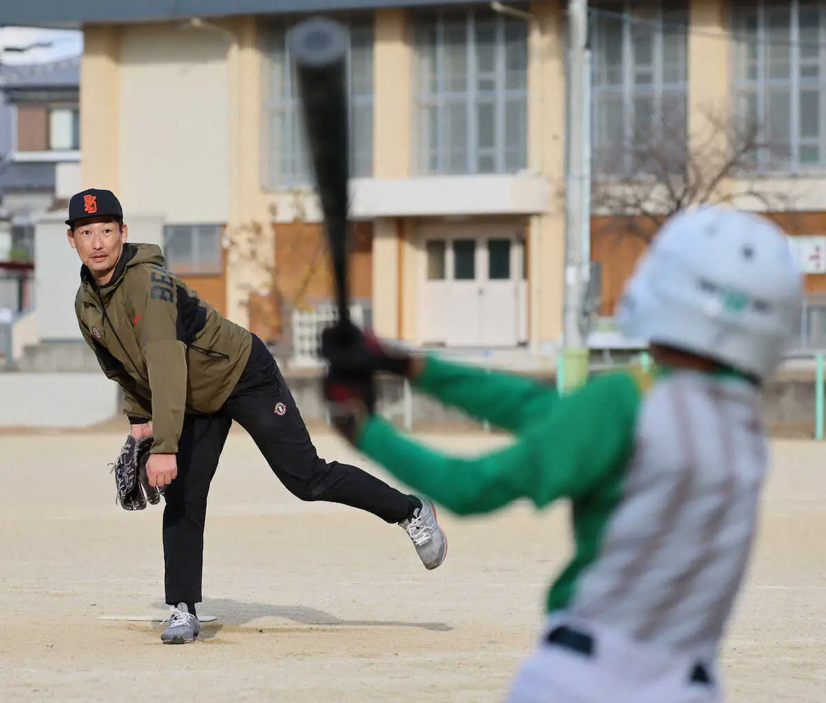 【画像・写真】阪神・岩崎「40歳現役」誓う　野球教室参加の児童とプロで再会「可能性ゼロじゃない」