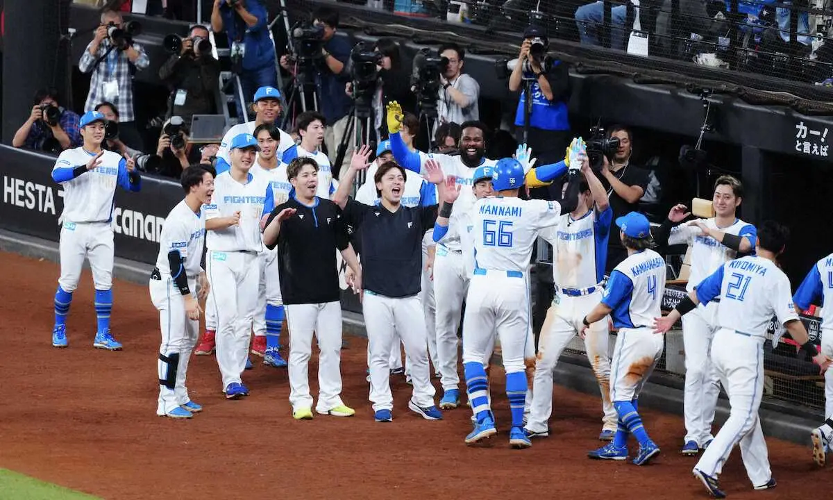 【画像・写真】パCS1st＜日・ロ＞9回1死、同点弾の万波を迎える日本ハムナイン（撮影・長久保　豊）