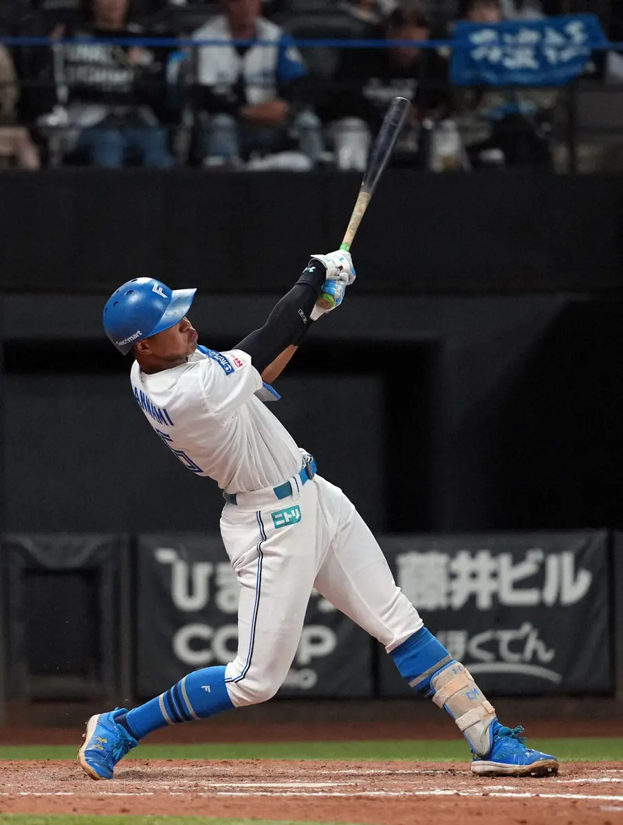 【画像・写真】パCS1st＜日・ロ＞９回、同点ソロを放つ万波（撮影・高橋　茂夫）