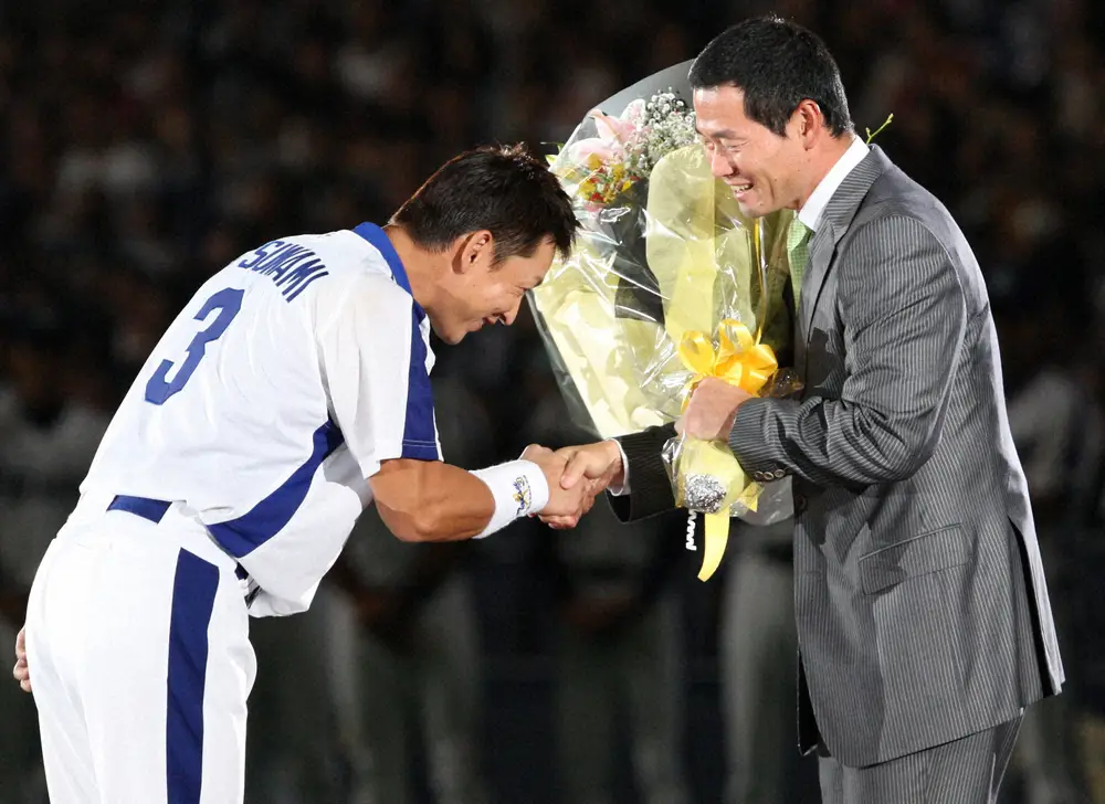 【画像・写真】引退セレモニーで桑田真澄氏（右）から花束を受け取る立浪和義（2009年10月撮影）