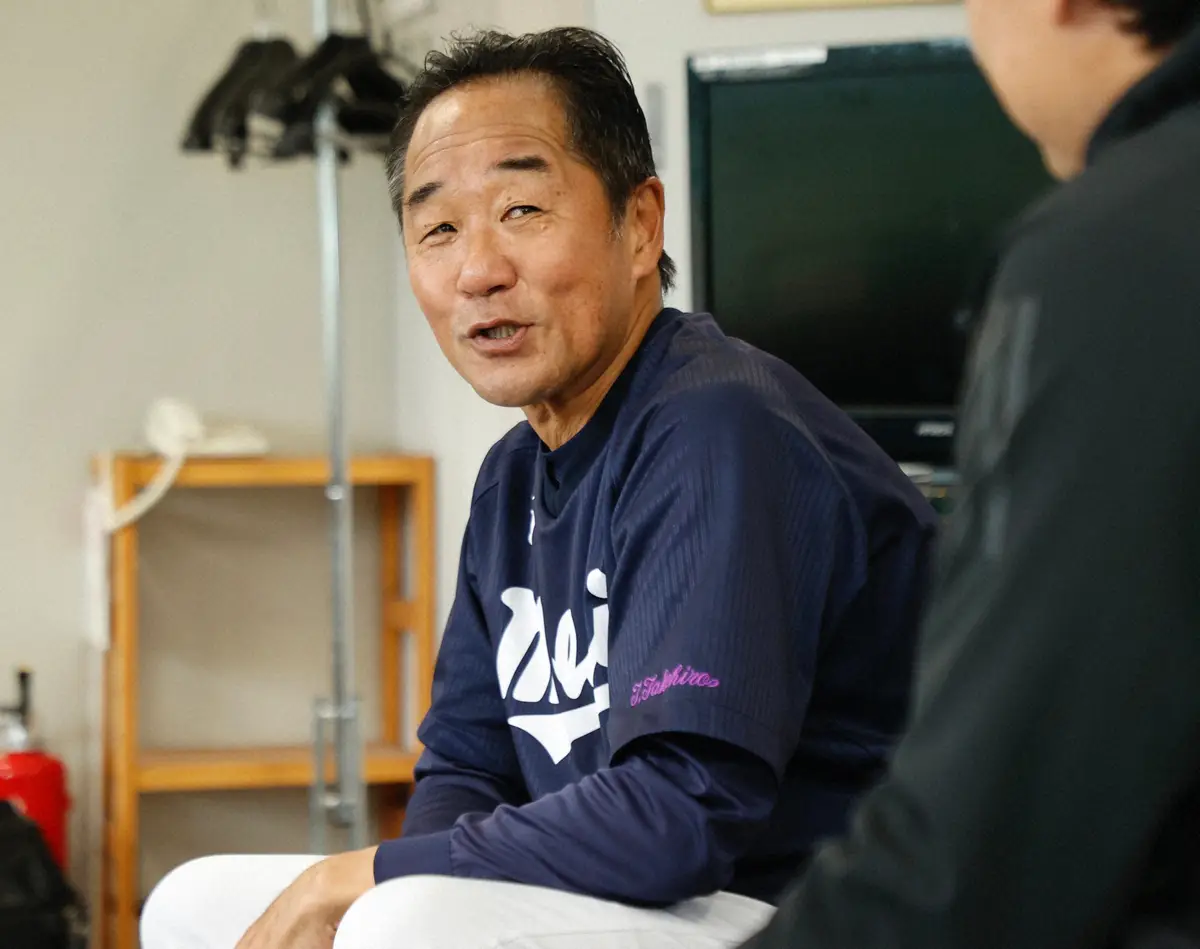 【画像・写真】明大・田中武宏前監督の退任慰労会開催　ヤクルト丸山が駆けつけ花束を贈呈