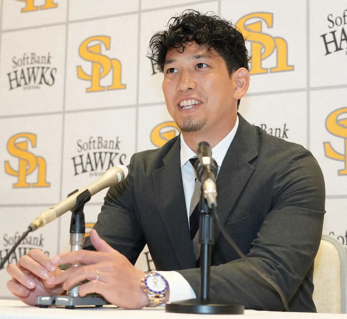 【画像・写真】ソフトバンク・栗原陵矢が年俸1億5000万円でサイン　さらなる成長へ「近藤さんと競いたい」