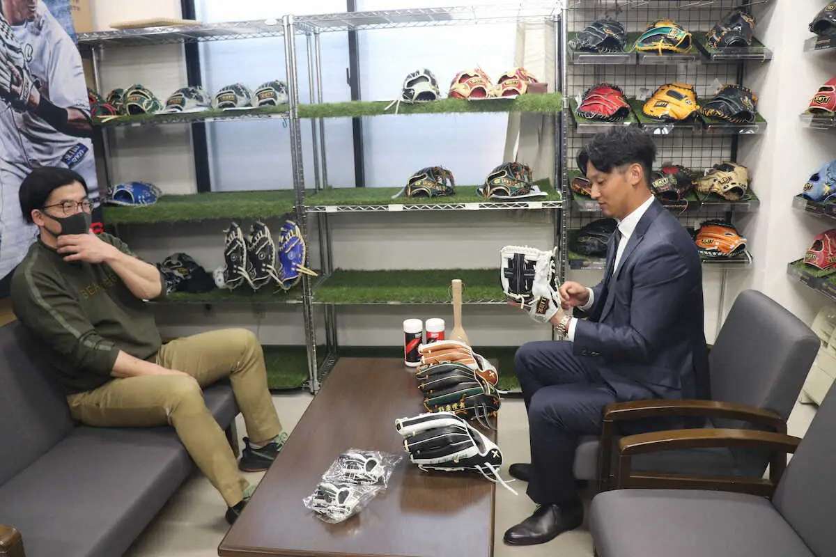【画像・写真】グラブの打ち合わせをする巨人・吉川（右）とゼットグラブ職人の角正義弘さん