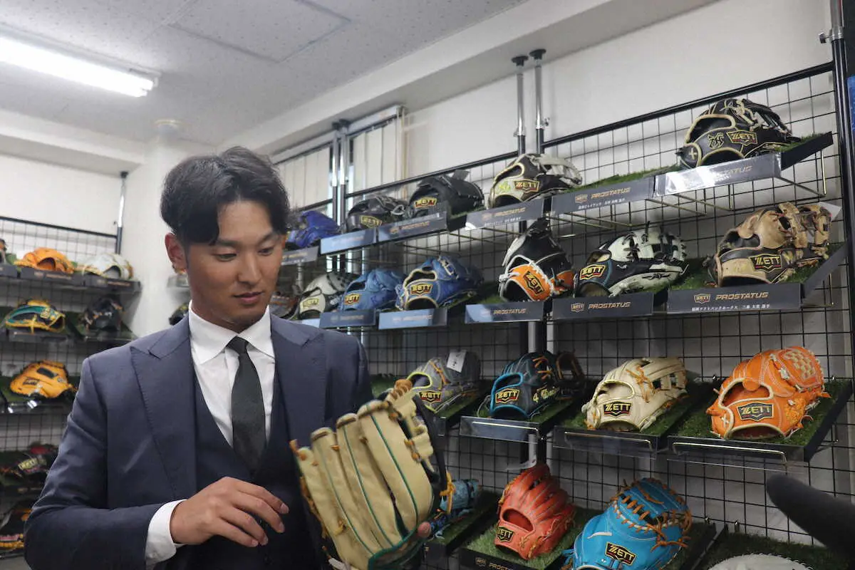 【画像・写真】過去に使用した自身のグラブを確認する巨人・吉川