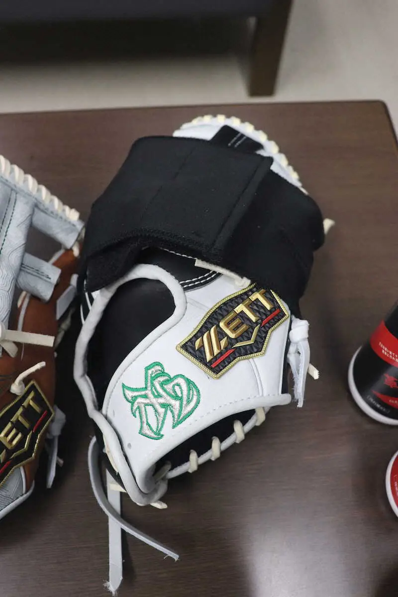 【画像・写真】ソフトボールの大きさのボールを入れ、型付け用のバンドでグラブを巻いて保存するのが吉川流