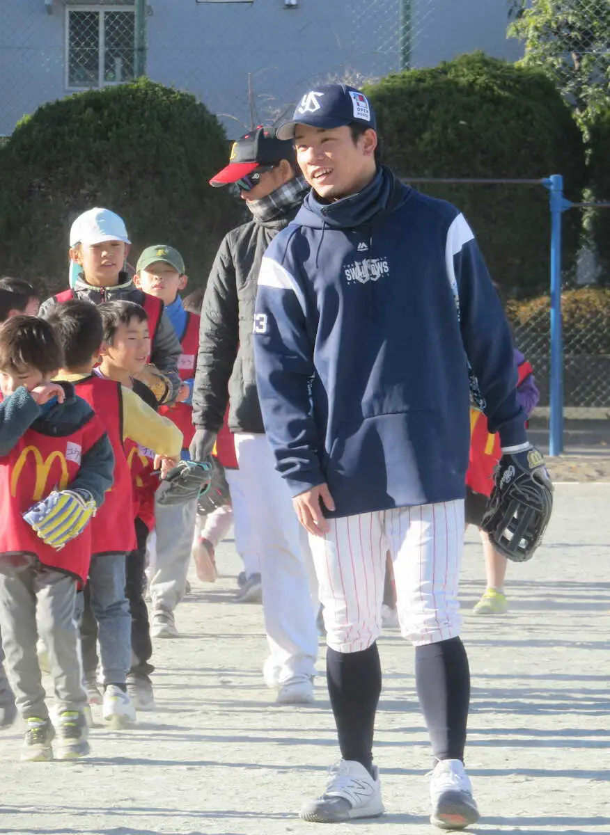 【画像・写真】子供たちに野球を教えるヤクルト・増田
