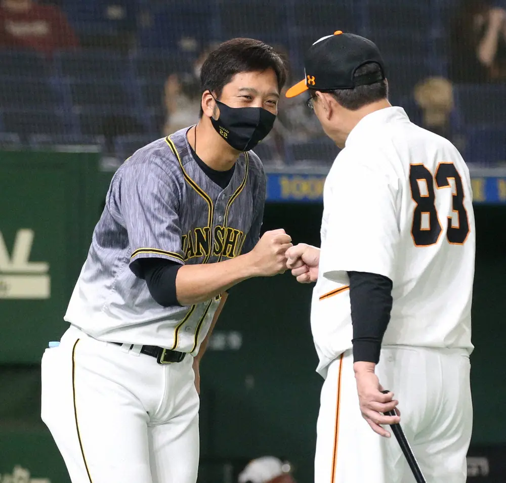 【画像・写真】原辰徳監督（当時）とグータッチであいさつする藤川球児（2020年10月撮影）