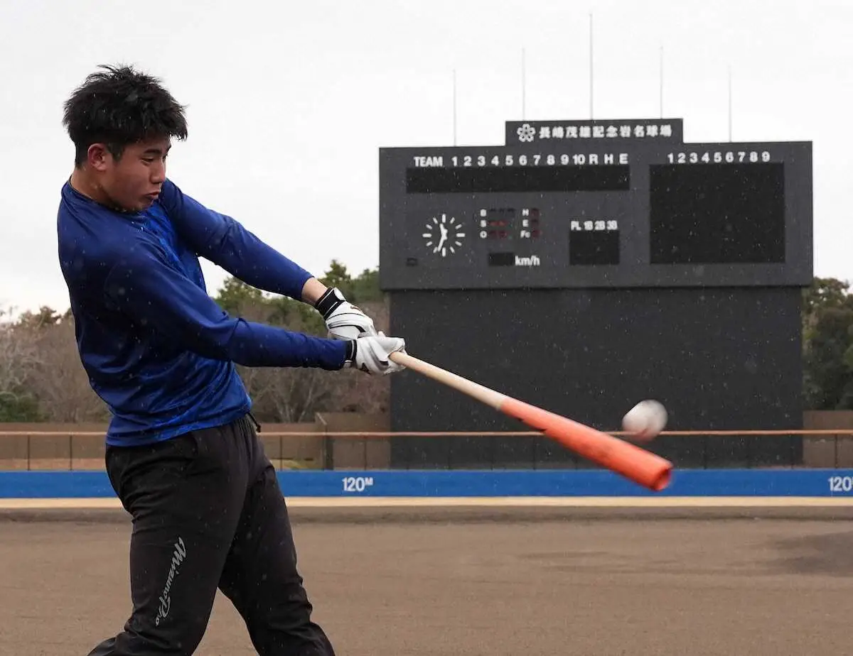 【画像・写真】巨人ドラ1・石塚裕惺が「長嶋茂雄記念岩名球場」で自主トレ公開　「楽しみな1年が始まった」