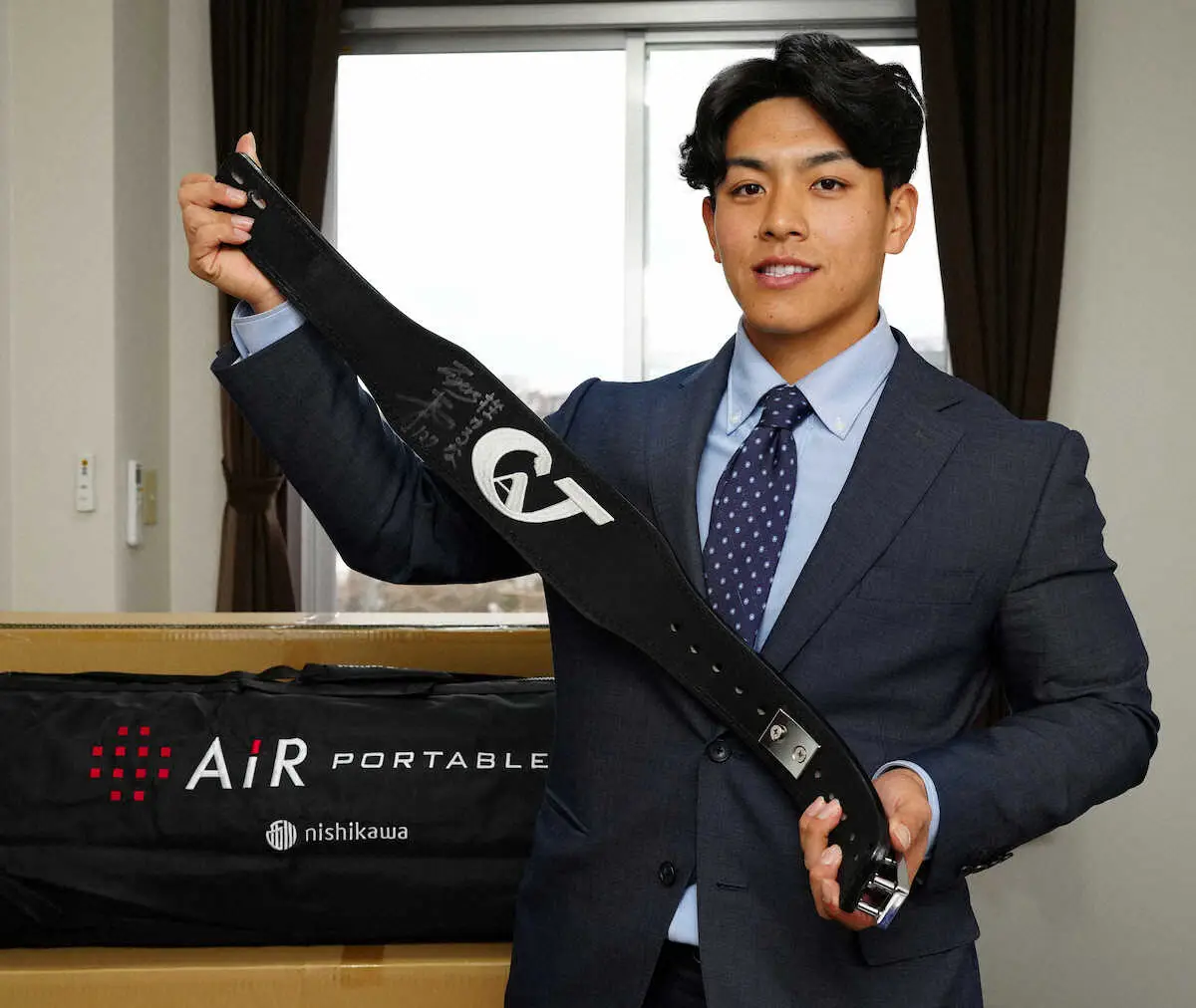 【画像・写真】楽天ドラ3・中込　トレーニングベルト持参で入寮「いつかはボディービルダーに」