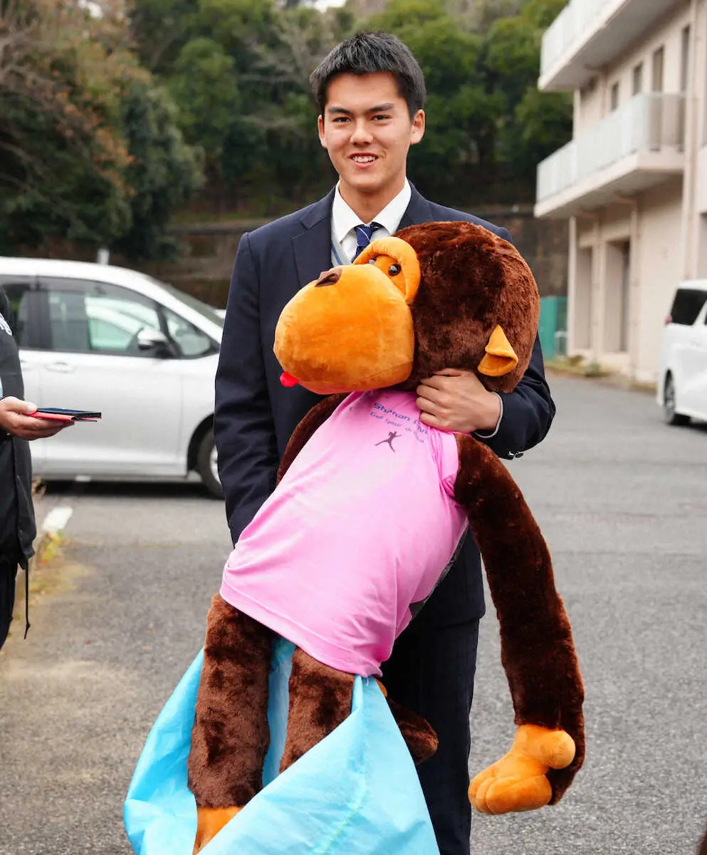 【画像・写真】日本ハムドラ2藤田が入寮　1メートル98左腕は巨大サルぬいぐるみと入寮「いち早く環境に慣れるように」