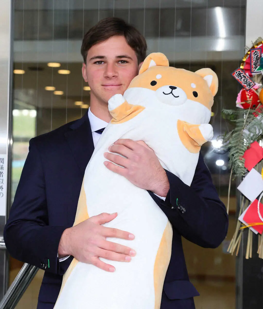 【画像・写真】ヤクルトのドラフト2位・ニキータはワンちゃんの抱き枕とともに入寮「寝る時は縫いぐるみを抱いて…」