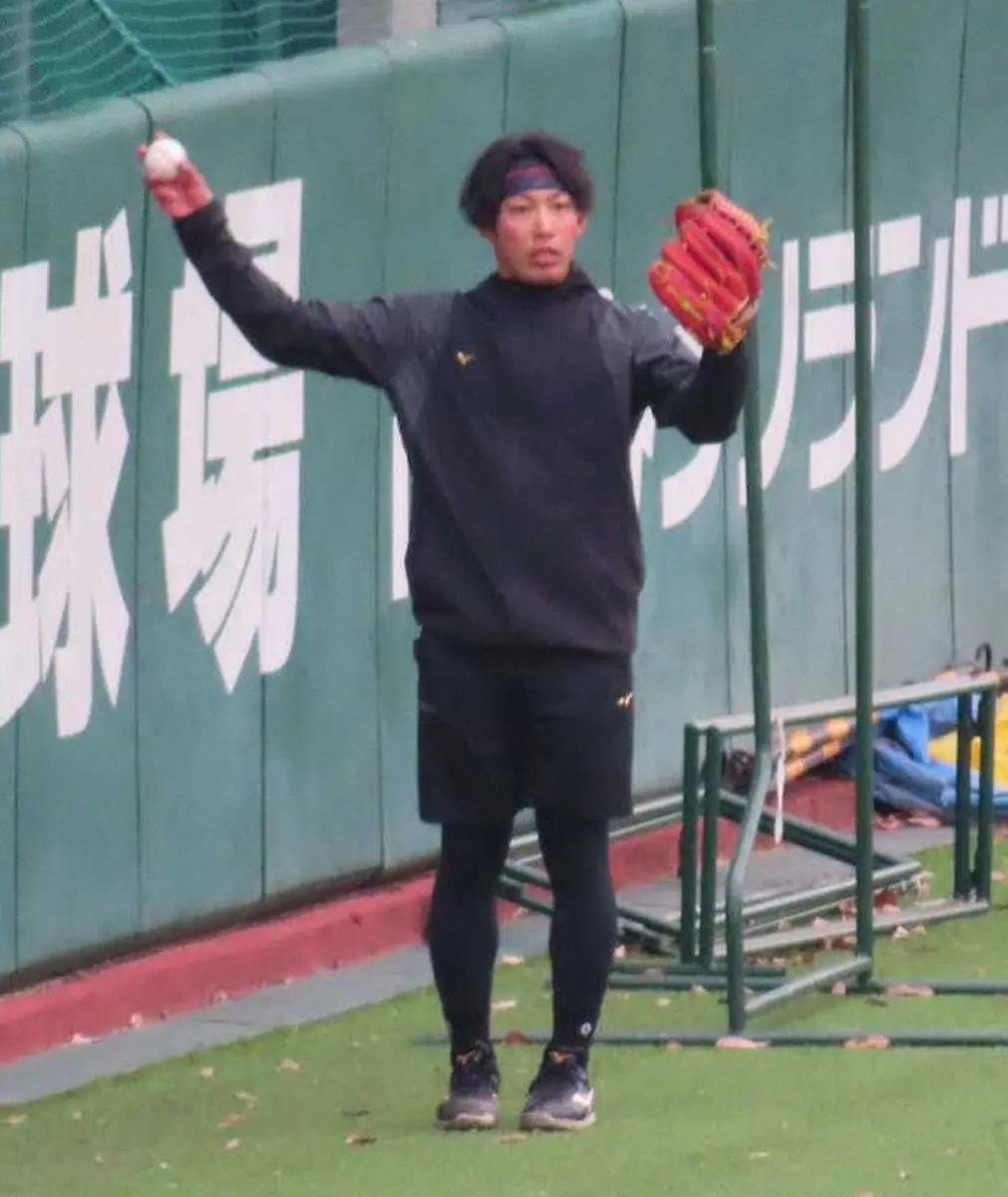 【画像・写真】自主トレを行った巨人・赤星