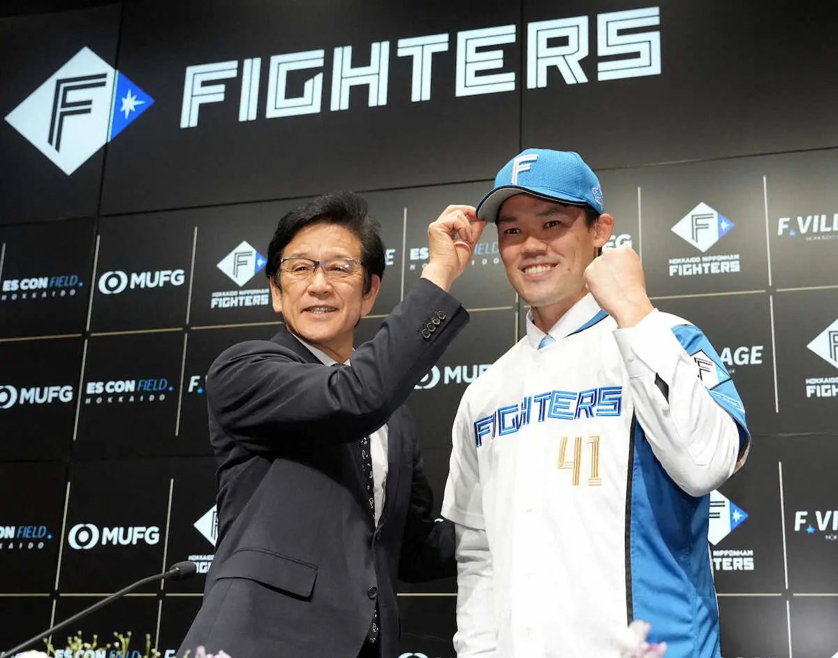 【画像・写真】栗山CBO（左）と写真に納まる福谷（撮影・高橋　茂夫）