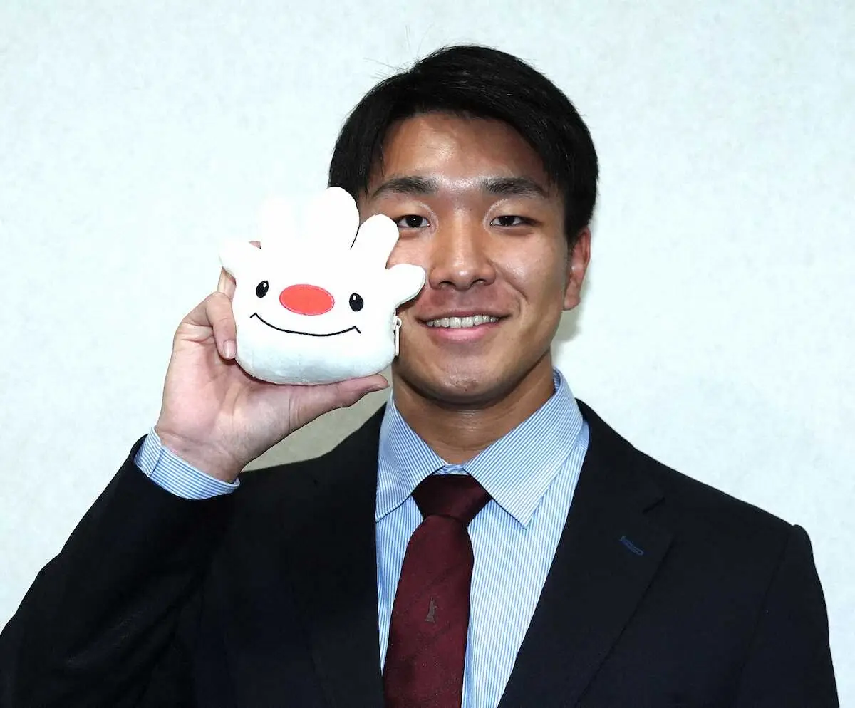 【画像・写真】＜ロッテ入寮＞地元のキャラクター『ていぬくん』と茨木（撮影・長久保　豊）